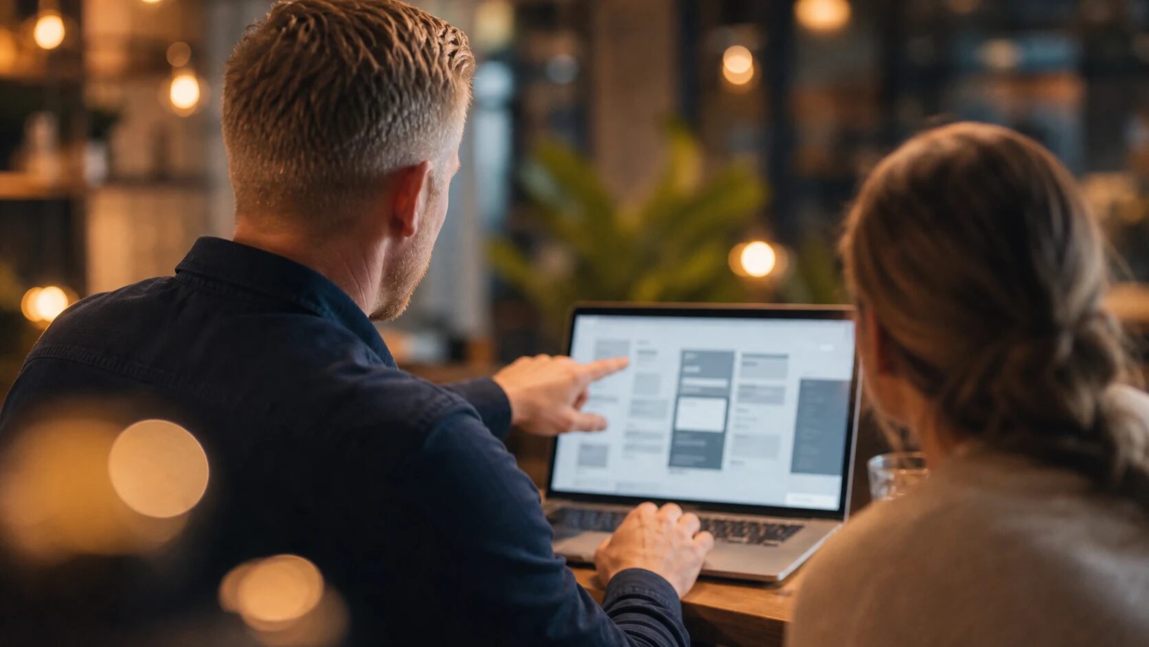 Persönliche Beratung am Laptop: gemeinsam über eine Idee sprechen